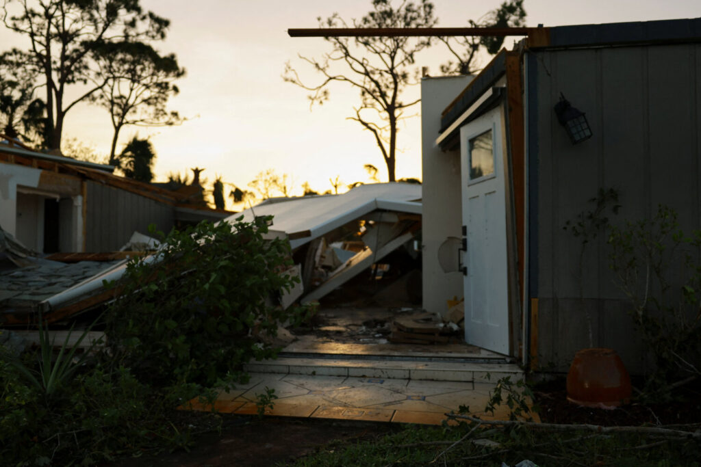 Restos de un edificio después de que el huracán Milton tocara tierra en Lakewood Park, Florida.