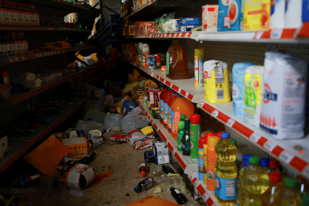 Productos en las estanterías de una tienda dañada tras el paso del huracán Milton por Lakewood Park, Florida.