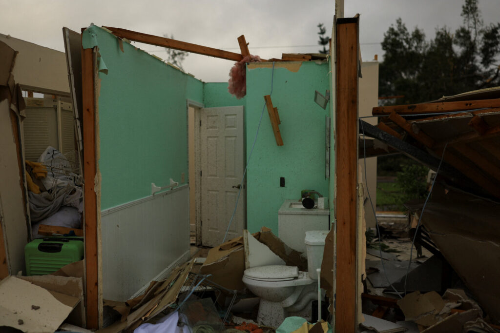 Los restos de un edificio en pie después de que el huracán Milton tocara tierra en Lakewood Park, Florida.