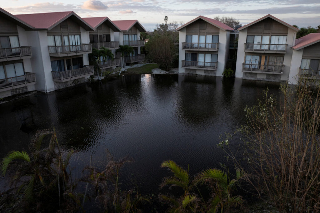 Un dron muestra una zona inundada y dañada tras el paso del huracán Milton en Siesta Key, Florida.