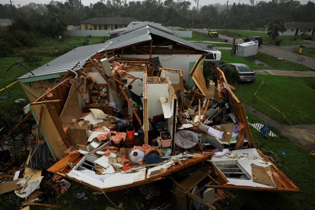 Estado en el que quedó una vivienda en Lakewood Park, Florida, tras el paso del huracán Milton.