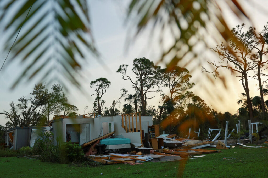 Otra de las viviendas afectadas en Lakewood Park, cerca de Fort Pierce, en Santa Lucía, Florida.