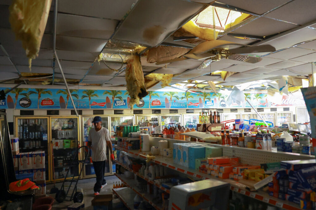 Tienda dañada después de que el huracán Milton tocara tierra en Lakewood Park, Florida.