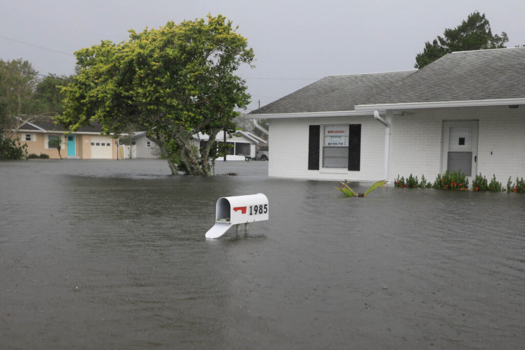 Inundaciones tras el paso del huracán Milton en South Daytona, Florida.