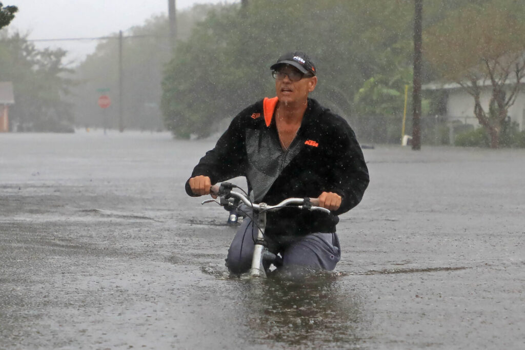 Un vecino de South Daytona, Florida, tras las inundaciones.