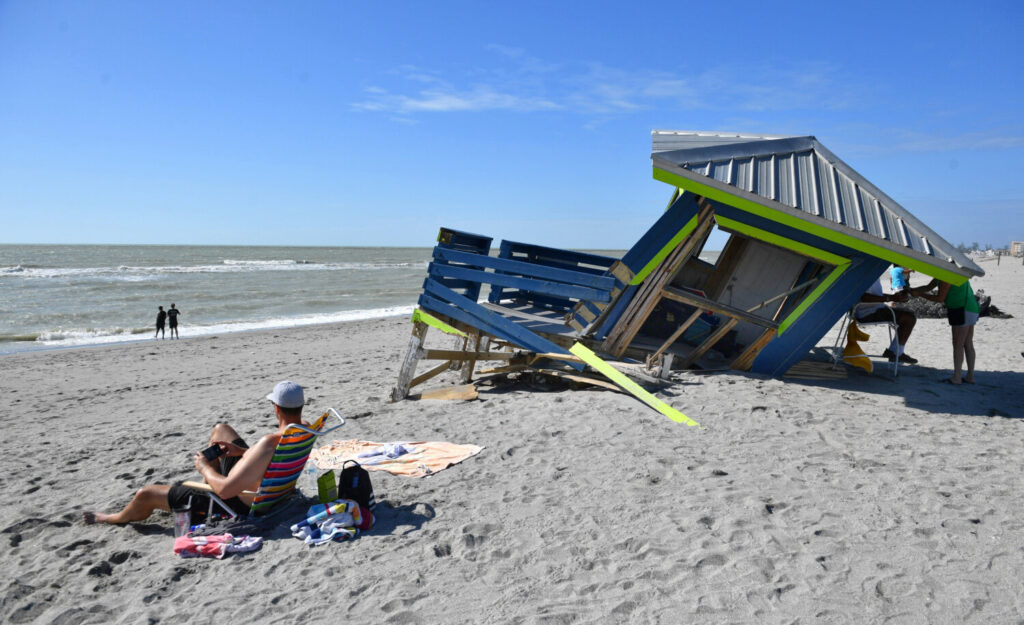 Un bañista junto a un puesto de socorrismo en Venice Beach, Florida.