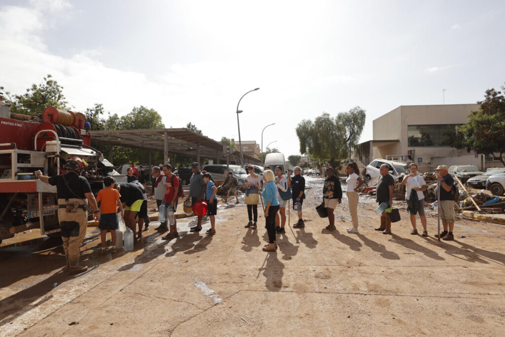 - vecinos de la localidad valenciana de Paiporta esperan para goger agua potable de un camión de la UME este jueves. La Comunitat Valenciana intenta recuperarse de la peor dana del siglo en España, que ha dejado casi un centenar de muertos en esa región, además de un inmenso escenario de daños en carreteras, calles e infraestructuras de numerosas localidades. EFE