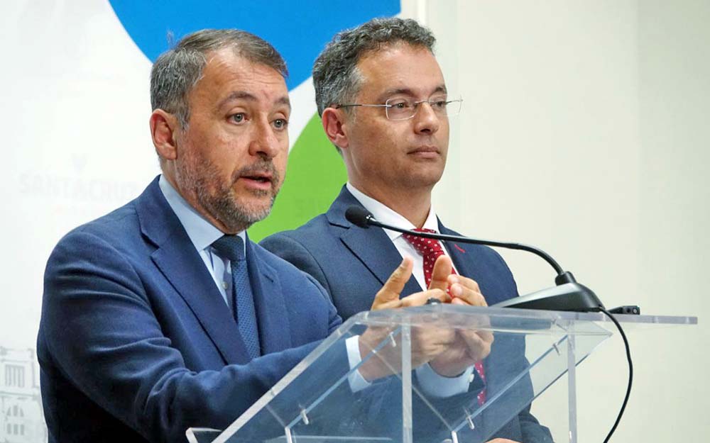 Santa Cruz emplaza al Cabildo la resignificación del monumento de Ávalos. José Manuel Bermúdez, alcalde de Santa Cruz de Tenerife, junto a el primer teniente de alcalde y concejal de Servicios Públicos, Carlos Tarife durante la rueda de prensa sobre el Monumento 