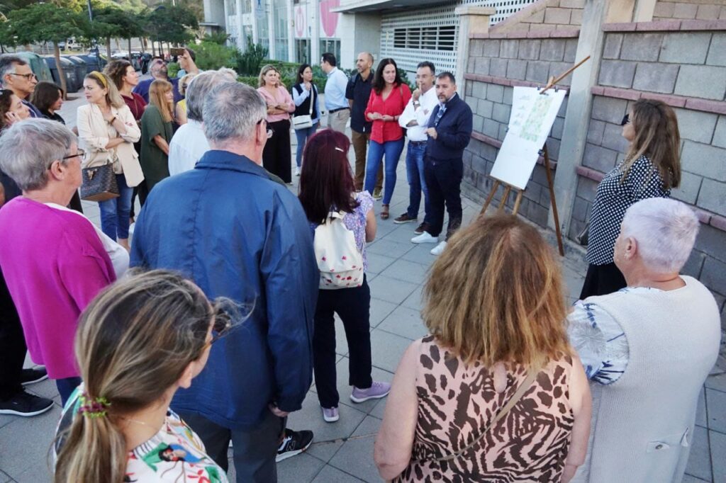 Vecinos de Cabo Llanos escuchan la presentación del proyecto