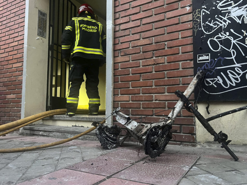 17 heridos en un incendio en Madrid. Imagen de los bomberos trabajando en el incendio producido en un edificio de la Calle Iglesia, en el distrito de Carabanchel (Madrid)/EFE-Emergencias Madrid