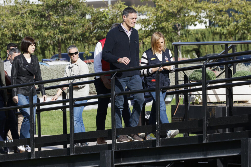 El presidente del Gobierno, Pedro Sánchez (c), acompañado por la ministra de Ciencia, Innovación y Universidades, Diana Morant (i), y la delegada del Gobierno, Pilar Bernabé (d), visita este jueves el Centro de Coordinación Operativo Integrado (CECOPI) de la Comunitat Valenciana, desde el que se coordinan las labores de emergencia en las zonas afectadas por la dana. EFE