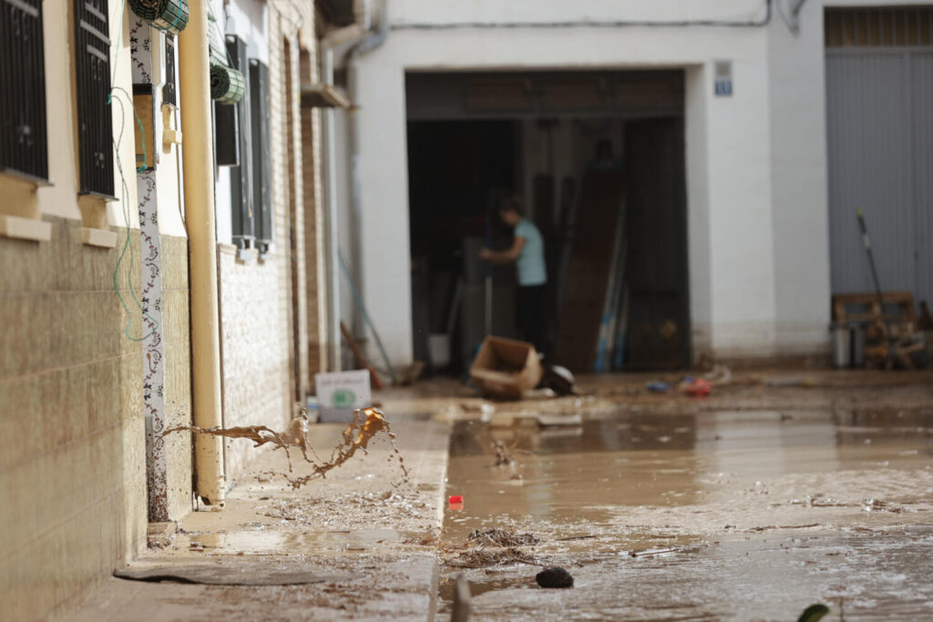  Vista del lodo acumulado en el interior de las viviendas a causa de las intensas lluvias por la fuerte dana que afecta especialmente el sur y el este de la península ibérica, este miércoles en Valencia. EFE