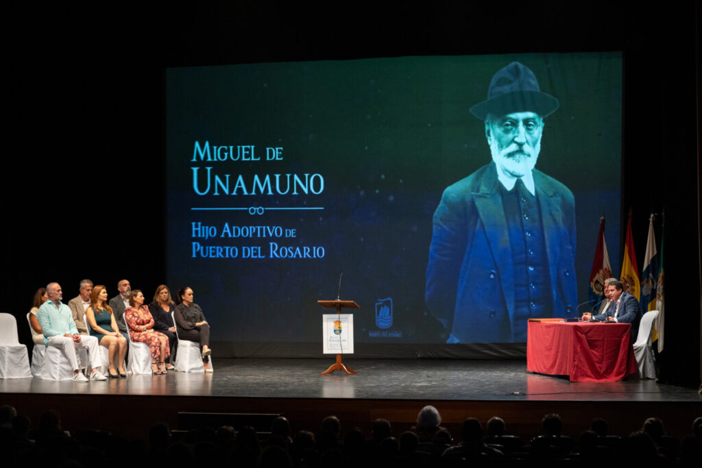 Solemne ceremonia de que reconoce a Miguel de Unamuno como Hijo Adoptivo de Puerto de la Cruz. Imagen Ayuntamiento de Puerto del Rosario