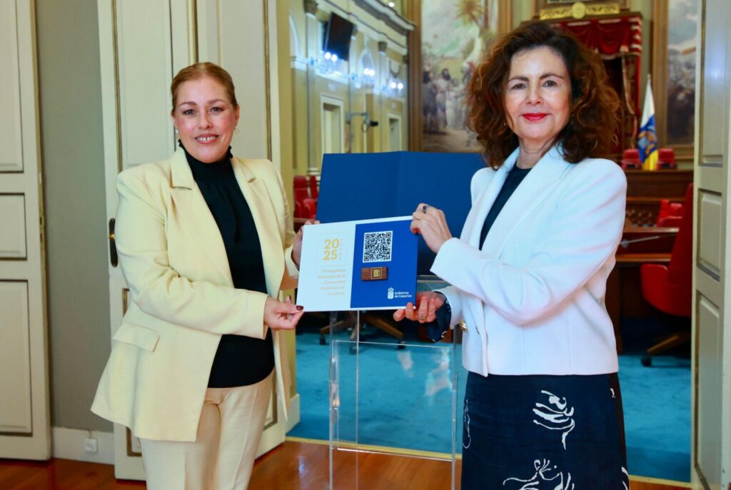 La consejera de Hacienda del Gobierno de Canarias, Matilde Asián, ha entregado a la presidenta del Parlamento regional, Astrid Pérez, el proyecto de presupuestos de Canarias para 2025. Fotografía: Parcan