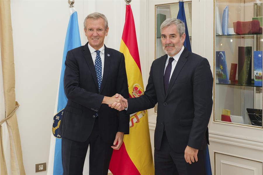 Clavijo prevé la llegada de unos 50.000 migrantes a final de año. Imagen: El presidente de Canarias, Fernando Clavijo (d), se reúne con el presidente de la Xunta de Galicia, Alfonso Rueda, antes de su intervención en el Foro La Toja. EFE