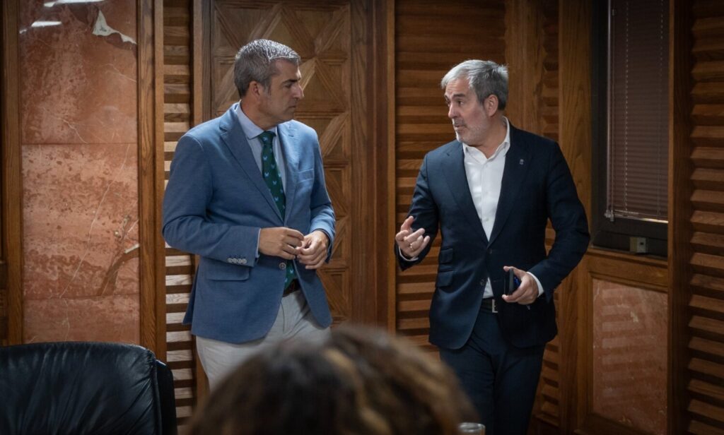 Canarias reclama 157 millones de euros por los menores migrantes no acompañados. Imagen: El presidente de Canarias, Fernando Clavijo (d), y el Vicepresidente canario, Manuel Domínguez (i), antes de comenzar la reunión del Consejo de Gobierno de este lunes, 7 de octubre de 2024.  Presidencia de Canarias