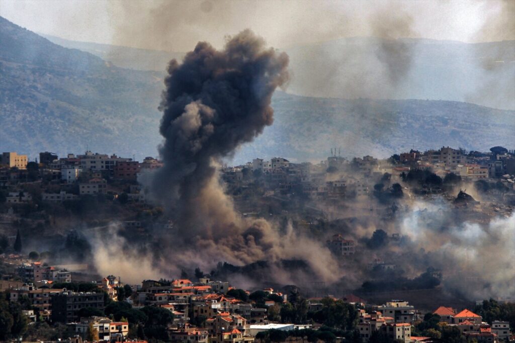 Israel anuncia la muerte de un comandante de Hezbolá en Líbano. (Archivo) Columna de humo tras un bombardeo del Ejército de Israel contra Jiam, en el sur de Líbano/ Europa Press/Marwan Naamani