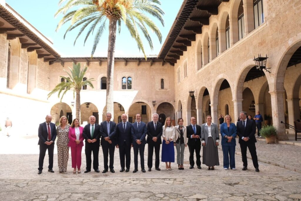 Pérez asistió este viernes a la primera sesión plenaria de la Conferencia de Presidentes de Parlamentos Autonómicos celebrada en el Parlamento de Islas Baleares