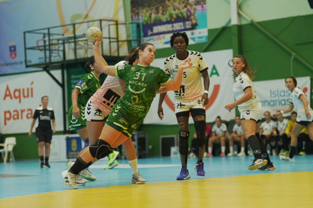 Una jugadora del Rocas Gran Canaria preparada para lanzar un gol en el partido final de la Copa del Gobierno de Canarias