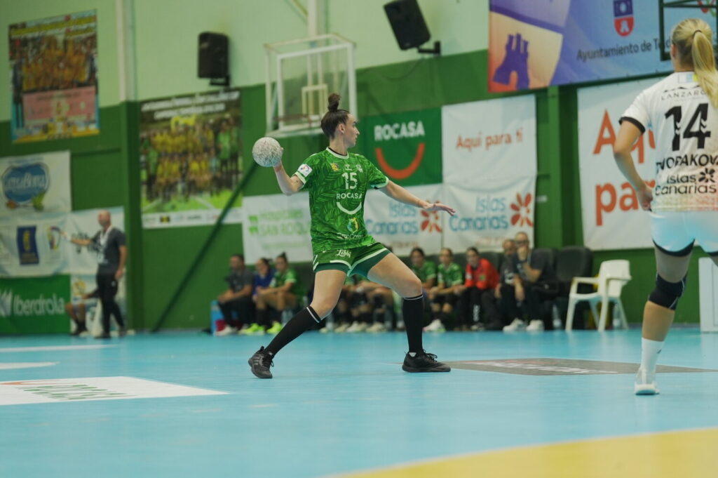 Una jugadora del Rocas Gran Canaria preparada para lanzar un gol en el partido final de la Copa del Gobierno de Canarias