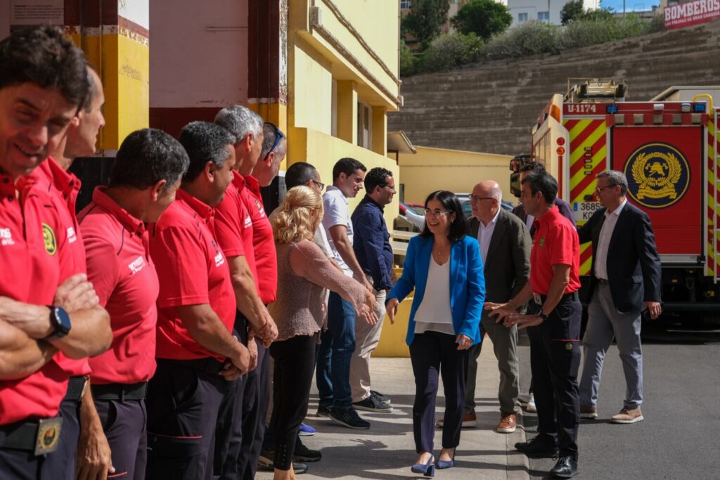 La alcaldesa de Las Palmas de Gran Canaria, Carolina Darias, y el presidente del Cabildo de Gran Canaria, Antonio Morales saludan a los bomberos del parque de bomberos de Miller Bajo/Ayuntamiento de Las Palmas de Gran Canaria