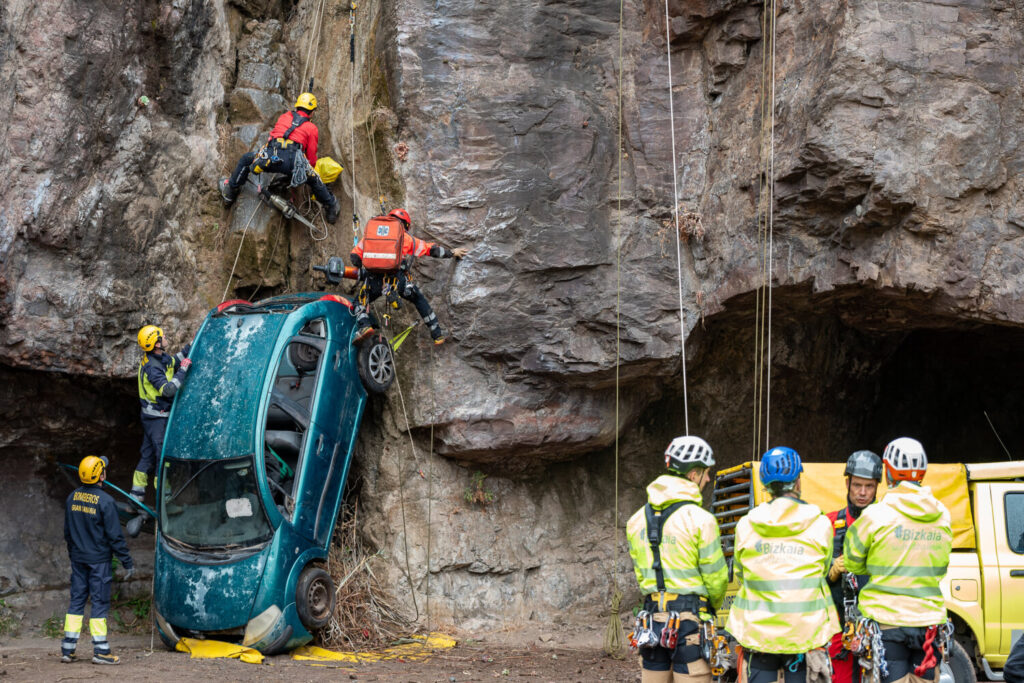 Práctica de técnicas de excarcelación de un vehículo que se ha precipitado por una ladera