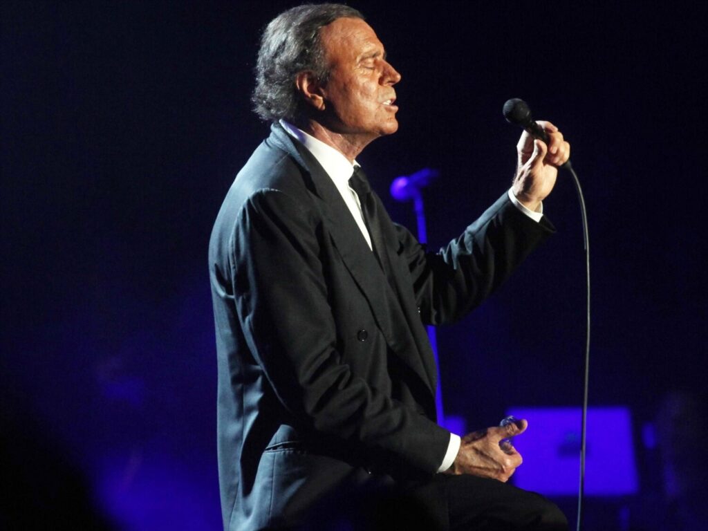 El cantante Julio Iglesias en una imagen de archivo durante una actuación.