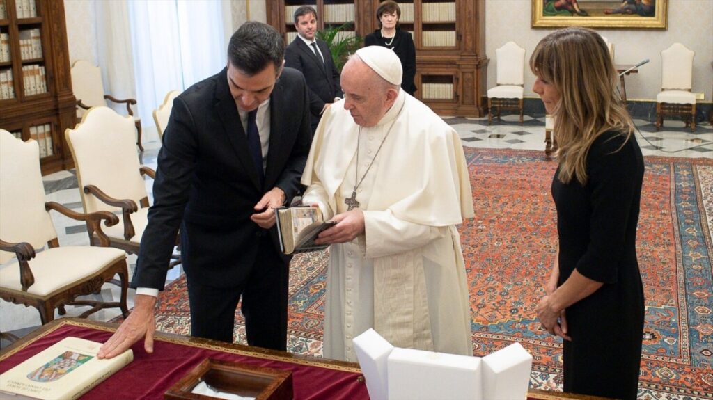 Pedro Sánchez junto al papa Francisco en el Vaticano