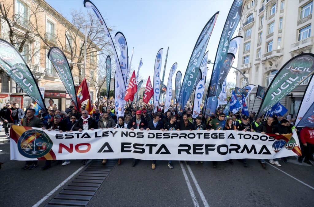 Policías y guardias civiles convocados por Jusapol marchan hacia el Congreso durante una manifestación contra la reforma de la 'ley mordaza' celebrada el 4 de marzo de 2023