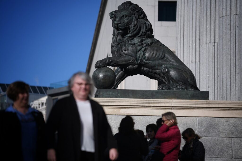 Foto de archivo de uno de los leones del Congreso de los Diputados.