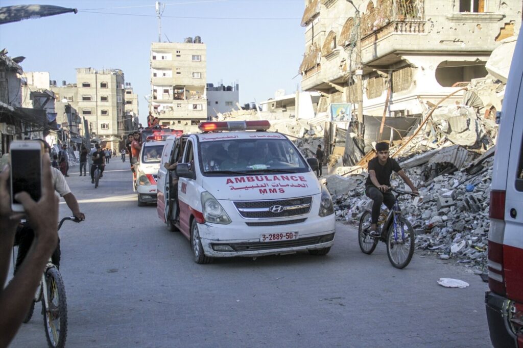 Al menos siete muertos en un bombardeo contra una escuela en Gaza (Foto de ARCHIVO) Ambulancias tras bombardeos israelíes en la ciudad de Gaza/ Europa Press