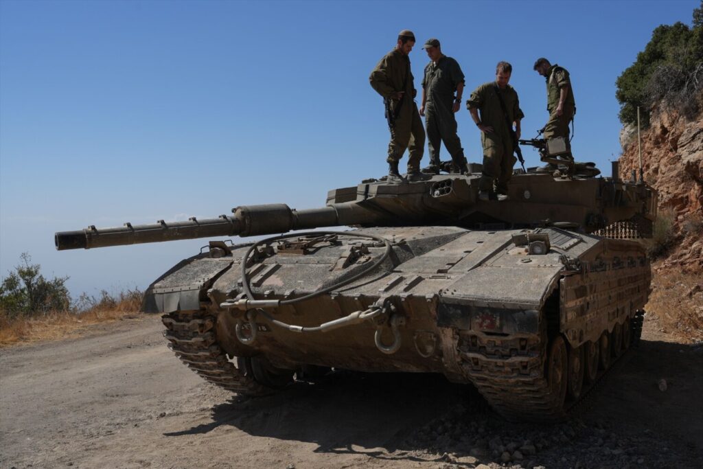 Israel envía una cuarta división a Líbano. Reservistas del Ejército de Israel en un carro de combate cerca de la frontera con Líbano (archivo)/Europa Press