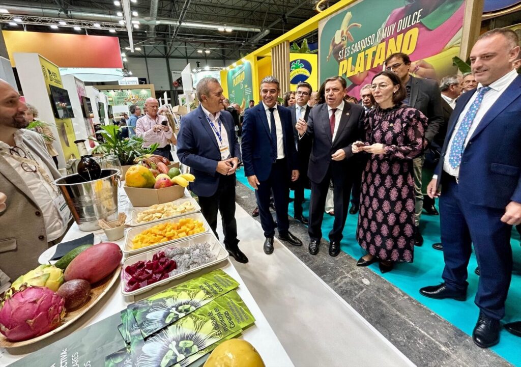 El consejero de Agricultura, Ganadería, Pesca y Soberanía Alimentaria del Gobierno de Canarias, Narvay Quintero, visita el stand de Canarias en la Fruit Attraction 2024 junto al ministro de Agricultura, Pesca y Alimentación, Luis Planas.