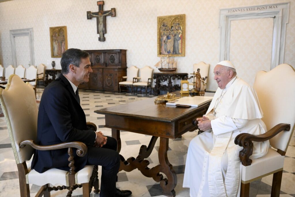 El presidente del Gobierno, Pedro Sánchez, es recibido en audiencia por el Papa Francisco, en la Biblioteca Apostólica del Vaticano, el 11 de octubre de 2024, en la Ciudad del Vaticano