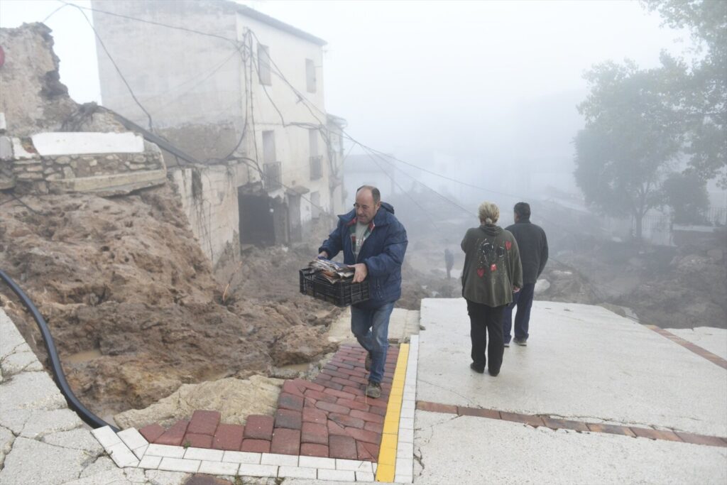 Un hombre trabaja en el desescombro de una zona afectada, a 30 de octubre de 2024, en Letur, Albacete, Castilla-La Mancha (España). Un total de 133 efectivos de diferentes grupos de emergencia trabajan en la localidad albaceteña de Letur, devastada tras fuertes lluvias. Al menos seis personas se encuentran desaparecidas como consecuencia de la DANA. Víctor Fernández / Europa Press 