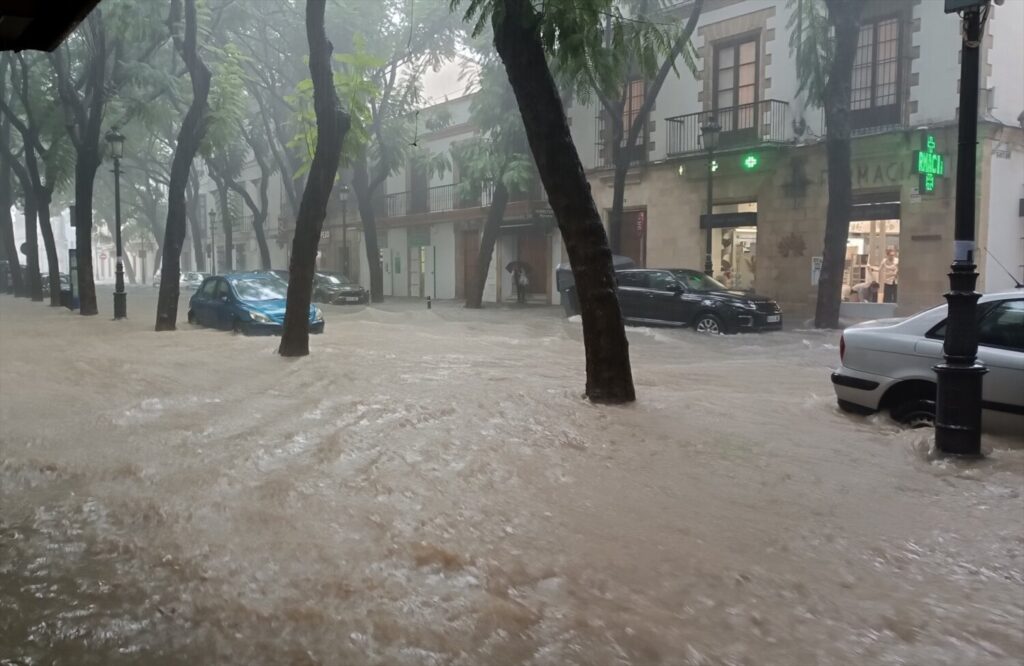 Calle Porvera en Jerez con agua acumulada por las lluvias de la Dana que atraviesa la provincia. Europa Press