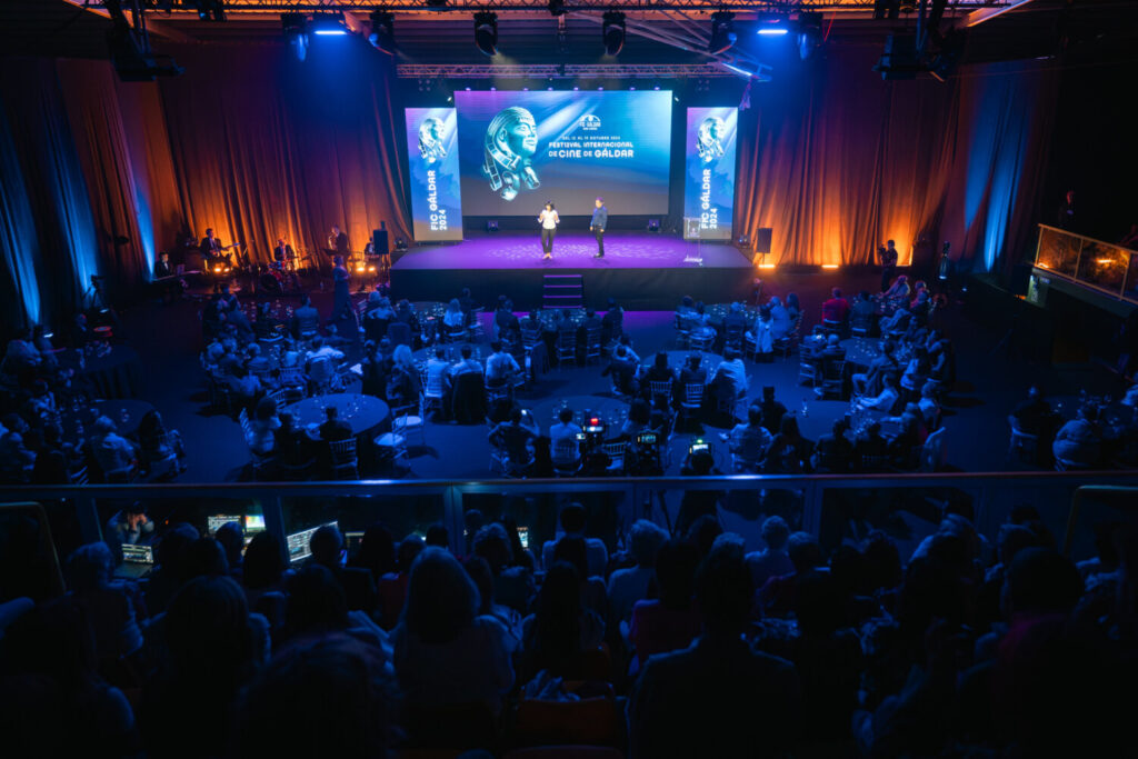 Público y escenario durante un momento de la gala de clausura del Festival Internacional de Cine de Gáldar.