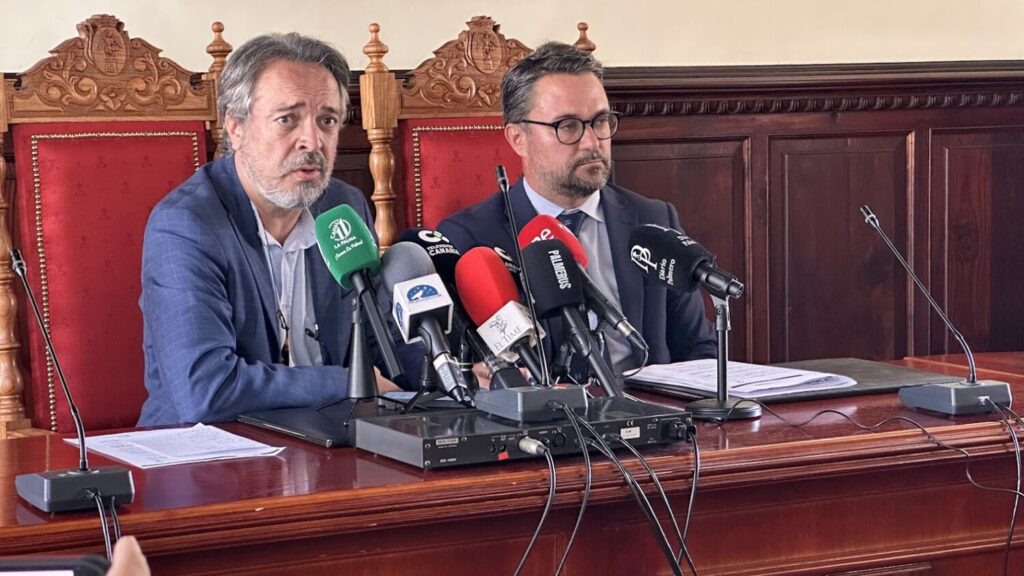 La Bajada de la Virgen 2025 ya cuenta con danzantes para Los Enanos. El alcalde de Santa Cruz de La Palma, Asier Antona y el concejal de Cultura, Alberto Perdomo durante la rueda de prensa./ Ayuntamiento de Santa Cruz de La Palma