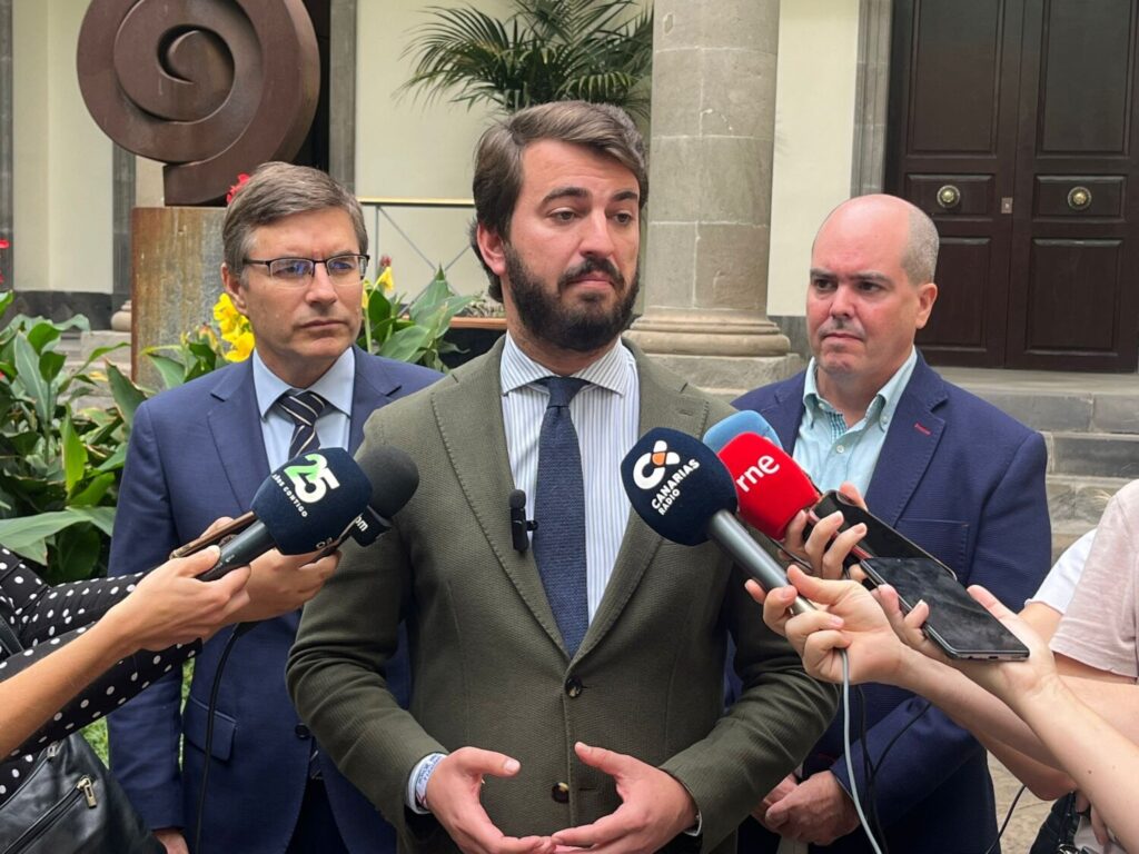 Juan García-Gallardo asistió a la votación en el Parlamento de Canarias a la iniciativa de Vos. Imagen Vox