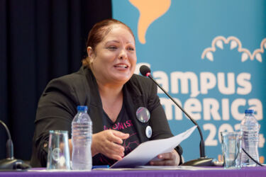 Camila Ferreira presentando su libro en Campus América de la ULL. Foto ULL.