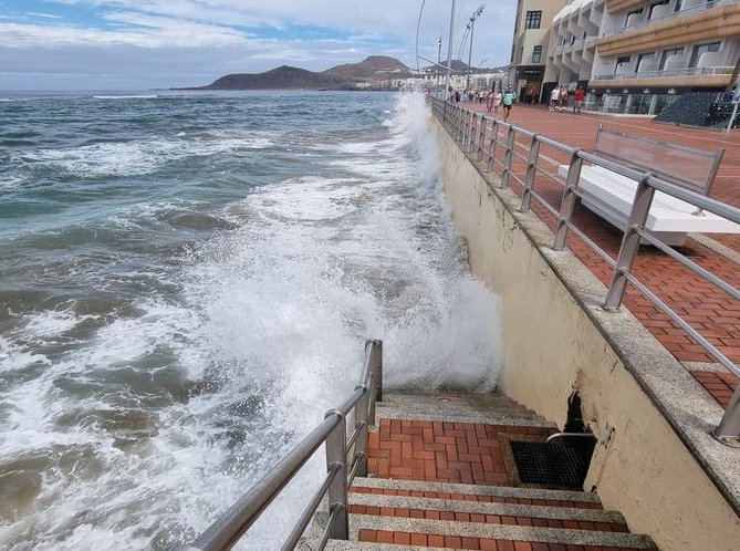 Precaución con las mareas vivas. Playa de Las Canteras, Las Palmas de Gran Canaria. Imagen @LasCanteras