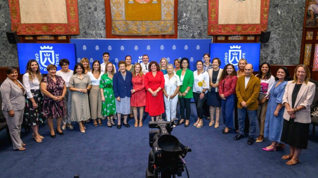 Día de la Mujer Rural. Canarias homenajea a las mujeres rurales. Las diez premiadas de los Premios Mujer de Hoy en Tenerife, junto a Rosa Dávila, presidenta del Cabildo de Tenerife/ Cabildo de Tenerife