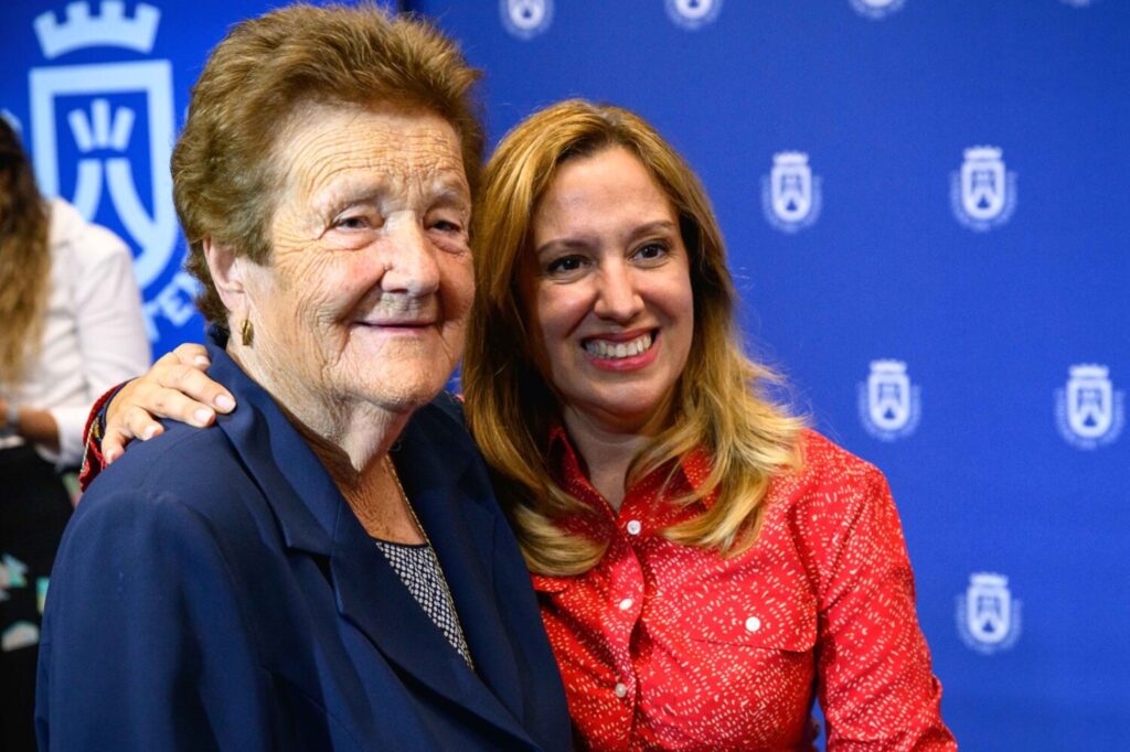 Día de la Mujer Rural. Canarias homenajea a las mujeres rurales. Una de las diez premiadas de los Premios Mujer de Hoy en Tenerife, junto a Rosa Dávila, presidenta del Cabildo de Tenerife/ Cabildo de Tenerife