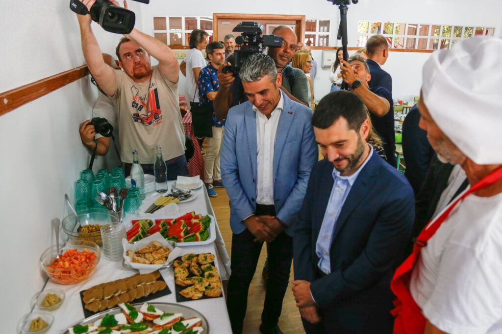 Bustinduy visita un ecocomedor escolar en La Orotava. Pablo Bustinduy junto a Narvay Quintero viendo el menú del Ecocomedor del CEIP La Luz (La Orotava)/ RTVC