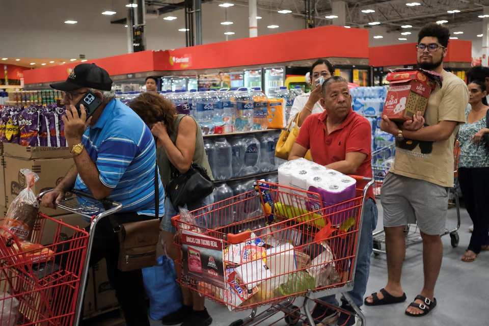 La población hace fila para pagar alimentos y suministros en un supermercado mientras el huracán Milton avanza. Imagen Reuters