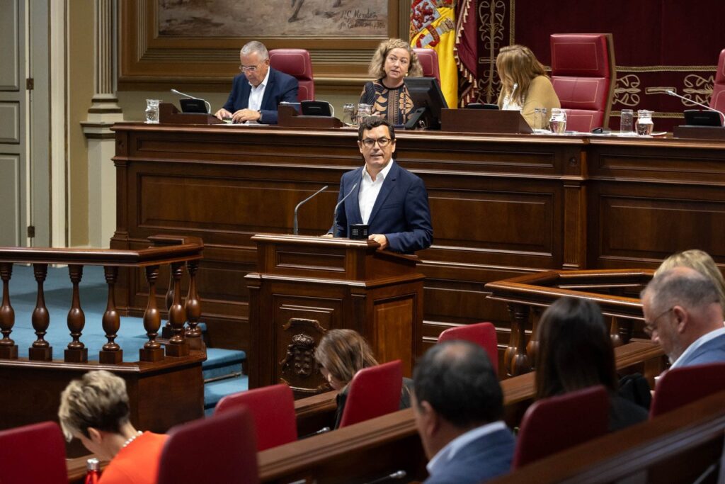 Pablo Rodríguez en el Parlamento de Canarias. Imagen Gobierno de Canarias