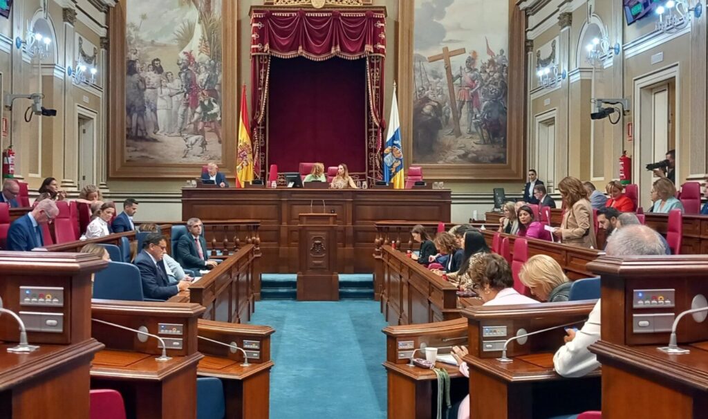 Pleno del Parlamento de Canarias. Imagen @parcan