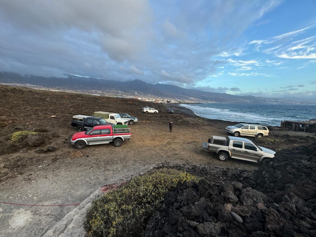 Varios vehículos estacionados en el terreno protegido del malpaís de Güimar en Tenerife