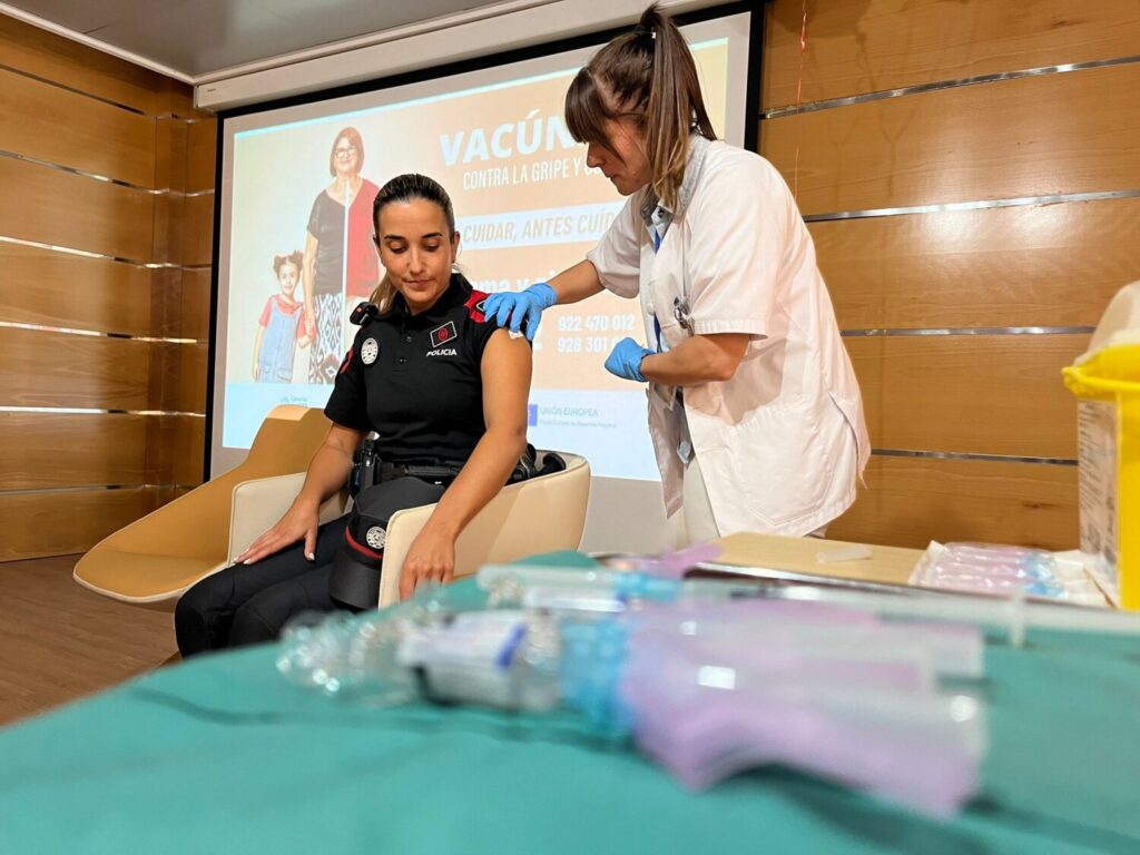 En la imagen, vacunación a una joven con diabetes. Fotografía: Consejería de Sanidad
Campaña vacunación gripe