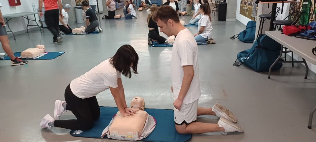 El 30% de la población canaria sabe hacer reanimación cardiopulmonar. Imagen del curso realizado por el Complejo Hospitalario Insular-Materno Infantil de Canarias/ Gobierno de Canarias